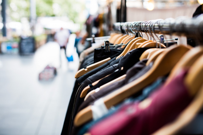 vente-VALDEROURE-min_blur_close_up_focus_hanger_jacket_market_people_rack-1176303