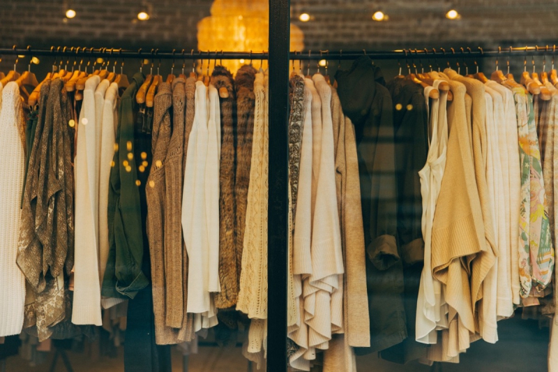 vente-VALDEROURE-min_clothe_fashion_store_shop_window_store_front-21277