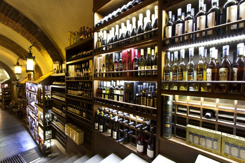 vente-VALDEROURE-min_world_street_travel_shop_canon_georgia_wine_bottles-429767
